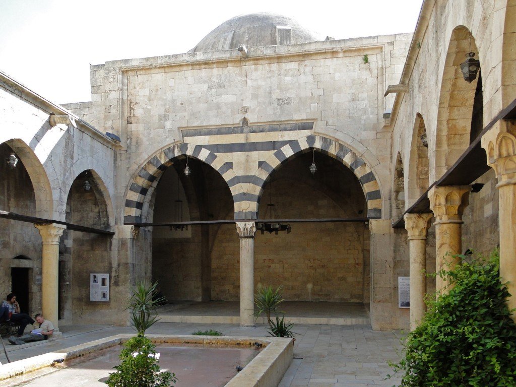 Imagen correspondiente al patio del Bimaristan Argun en Aleppo, Siria. Construido en 1354, orientado a tratar a enfermos mentales. Fotografía por Bernard Gagnon.