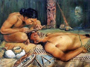 Realización de un tatuaje maorí. 