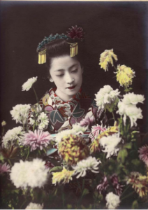 Maiko con crisantemos (Kobe, hacia 1900).