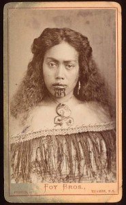 Fotografía de una joven maorí con moko, c. 1872-1886.