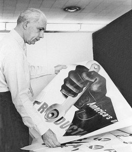 Charles T. Coiner ante un póster de Jean Carlu.