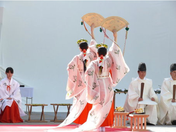 Demostración de uso ceremonial del abanico. 