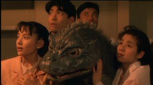 Miki Saegusa a nuestra izquierda junto con Baby Godzilla en Godzilla contra Mechagodzilla II.