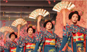 Geishas bailando con maiôgi.