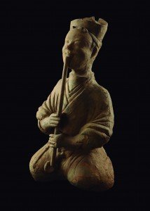 Flautista. Terracota. Dinastía Han del Oeste (206 a.C. – 8 d.C.). Altura: 58 cm.