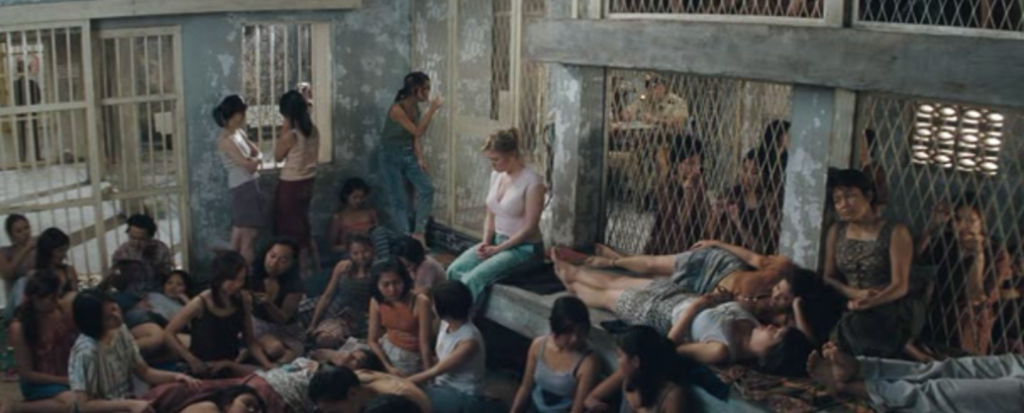 Fotograma de la película en el que vemos a Bridget (en el centro) rodeada de sus compañeras de celda.
