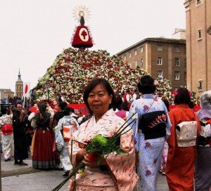 Kumiko Fujimura, presidenta de la Asociación Aragón-Japón, en la Ofrenda de Flores  de 2012, un evento que la asociación tampoco quiere perderse, saliendo como grupo oferente y combinando los trajes regionales aragoneses con el kimono tradicional japonés. (fuente: El periódico de Aragón)