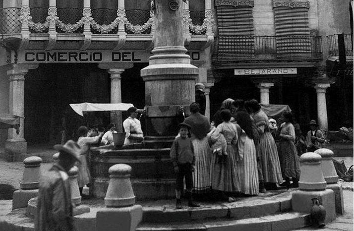 Mujeres en la Plaza del Torico de Teruel en 1915 ataviadas con sus ropas de diario mezcla del corte oficial de la época y el propio uso de la misma entre el pueblo llano.