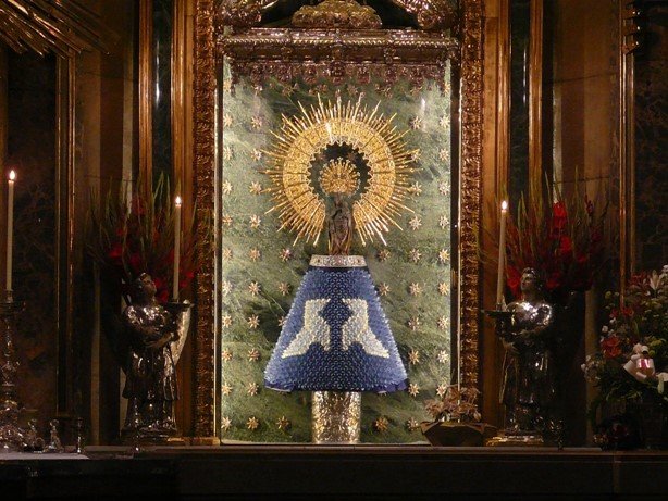 La Virgen del Pilar y Oriente: más unidas de lo que parece. En la imagen vemos la imagen zaragozana portando un manto en origami donado por la EMOZ.