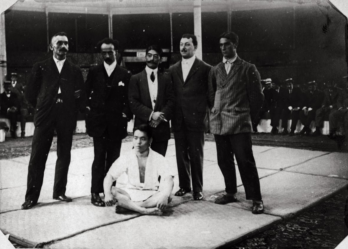 Raku, en Bilbao (centro) y Deko, sentado 1908. 