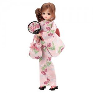 Uno de los modelos de Licca-chan con quimono rosa decorado con flores.