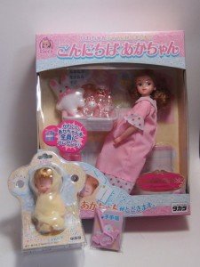  Licca embarazada en su caja original junto con la llave que permitía la vuelta a las medidas normales de la muñeca. Por otro lado, el muñeco a modo de recién nacido enviado por Takara.