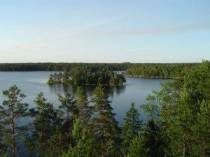 Finlandia será el marco geográficoen un importante pasaje de la narración. En la imagen, el lago finés Meiko, en Kirkkonummi. Imagen de dominio público, extraída de Wikimedia Commons. 