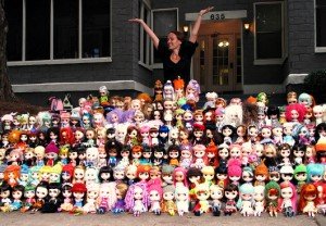 Gina Garan y su colección actual, que ha alcanzado ya las dos mil muñecas.