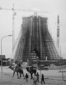 Imagen de la construcción de la torre, en 1970. 
