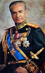 El Sah, Mohammad Reza Pahlavi, en un retrato oficial. 