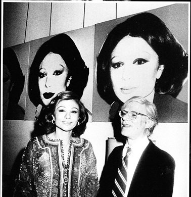 Andy Warhol y Farah Diba, delante del célebre retrato.