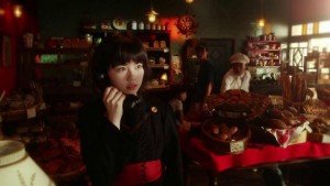 Escena de la película en la que Nicky recibe uno de sus primeros encargos gracias a su oficina en la panadería de Osono y su marido.