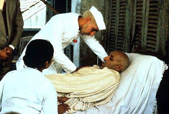 Al borde de la muerte, Nehru asiste a Gandhi en uno de sus múltiples ayunos.