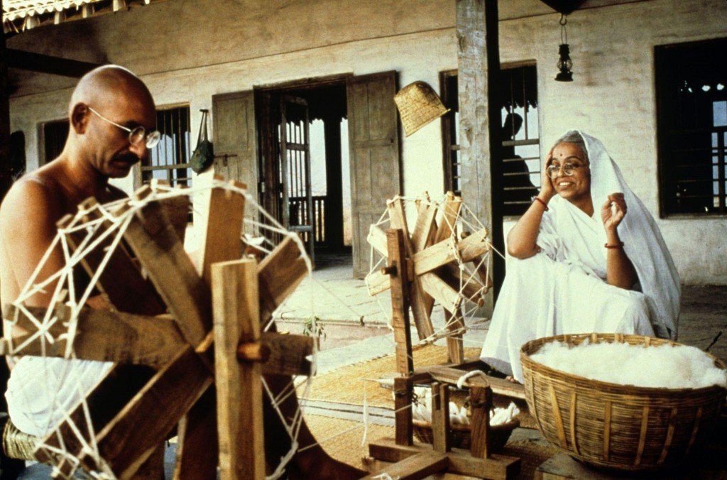 Gandhi y Katsurbá hilando en el Ashram