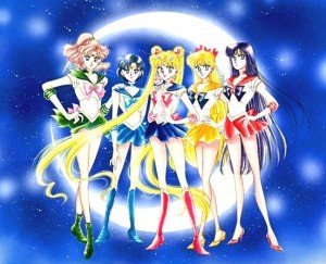 Imagen que sirvió de portada al tomo cuatro de la primera edición del manga. Una de las ilustraciones de Naoko Takeuchi que muestra a (de izquierda a derecha) Sailor Júpiter, Mercurio, Sailor Moon, Venus y Marte.