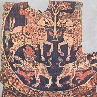 El emperador cazando leones. Seda bizantina de principios del siglo VIII. Donada a la iglesia de San Calmin en Mozac, Francia, por Pipino el Breve en el 761 d.C.