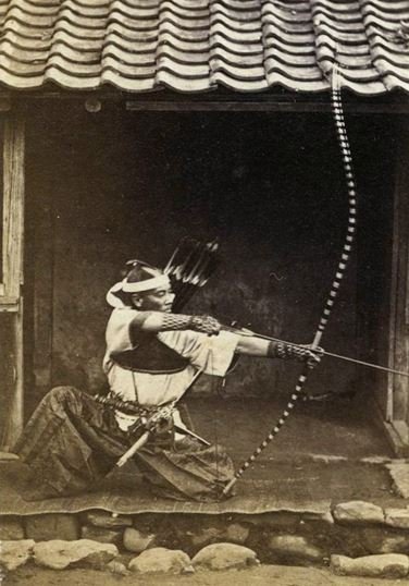 Fotografía de del periodo Meiji (1868-1912) en el que se observa la forma asimétrica del yumi o arco tradicional japonés.