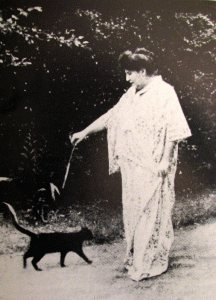 Judith Gautier en su madurez, vistiendo quimono japonés.