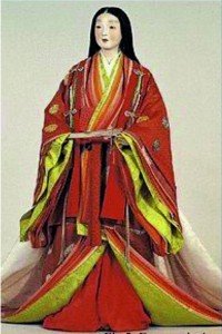 En estas imágenes podemos observar al completo, las diferentes capas del quimono Heian.