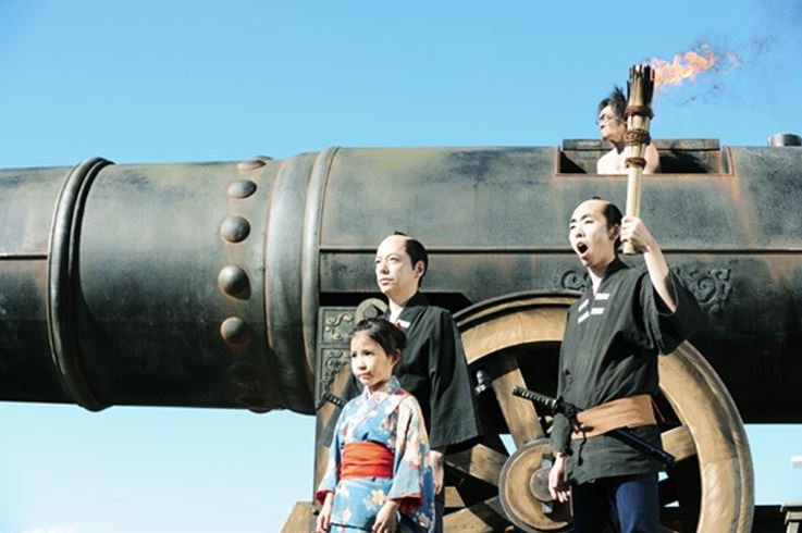 Fotograma de la película en el que Nomi Kanjuro, Tae, Kuranosuke y Heikichi se preparan para el número del cañón.