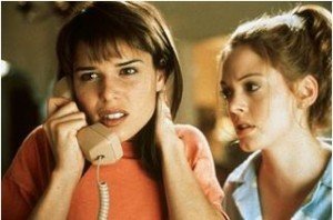 Sidney Prescott al teléfono, la nueva final girl de los noventa de la saga Scream.