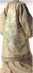 Ilda Takashimaya. Raso de seda blanco acolchado con motivos de crisantemos blancos en un estilo de túnica mandarín.