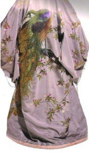 Ilda Takashimaya. Tejido a la plana de seda color gris con un bordado de pavo real sobre un cerezo en flor. Además, este vestido cuenta con kumihimo (cordón japonés) y fuki (dobladillo acolchado).