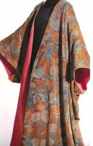 Mariano Fortuny. Terciopelo marrón con estampado polícromo de un dibujo tradicional japonés.
