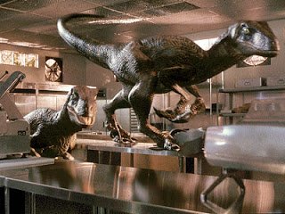 Fotograma de la película Parque Jurásico en el que se ve a dos Velociraptores. 