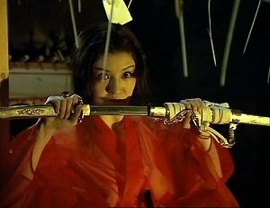 Satomi, la malvada bruja, sostiene la katana mágica.