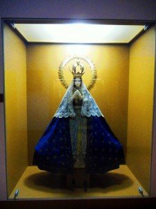 Delicada Virgen en márfil que da buena muestra de la presencia de Asia en el arte cristiano de Nueva España.