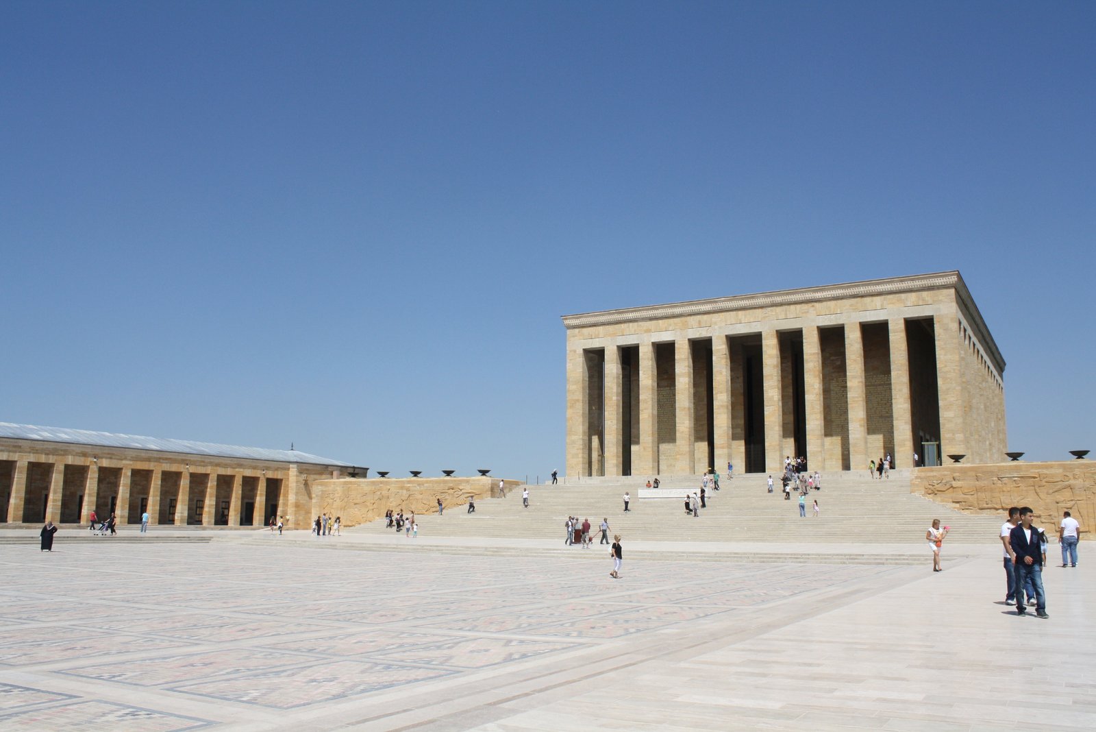 El Mausoleo de Atatürk es una imponente y sobria construcción.