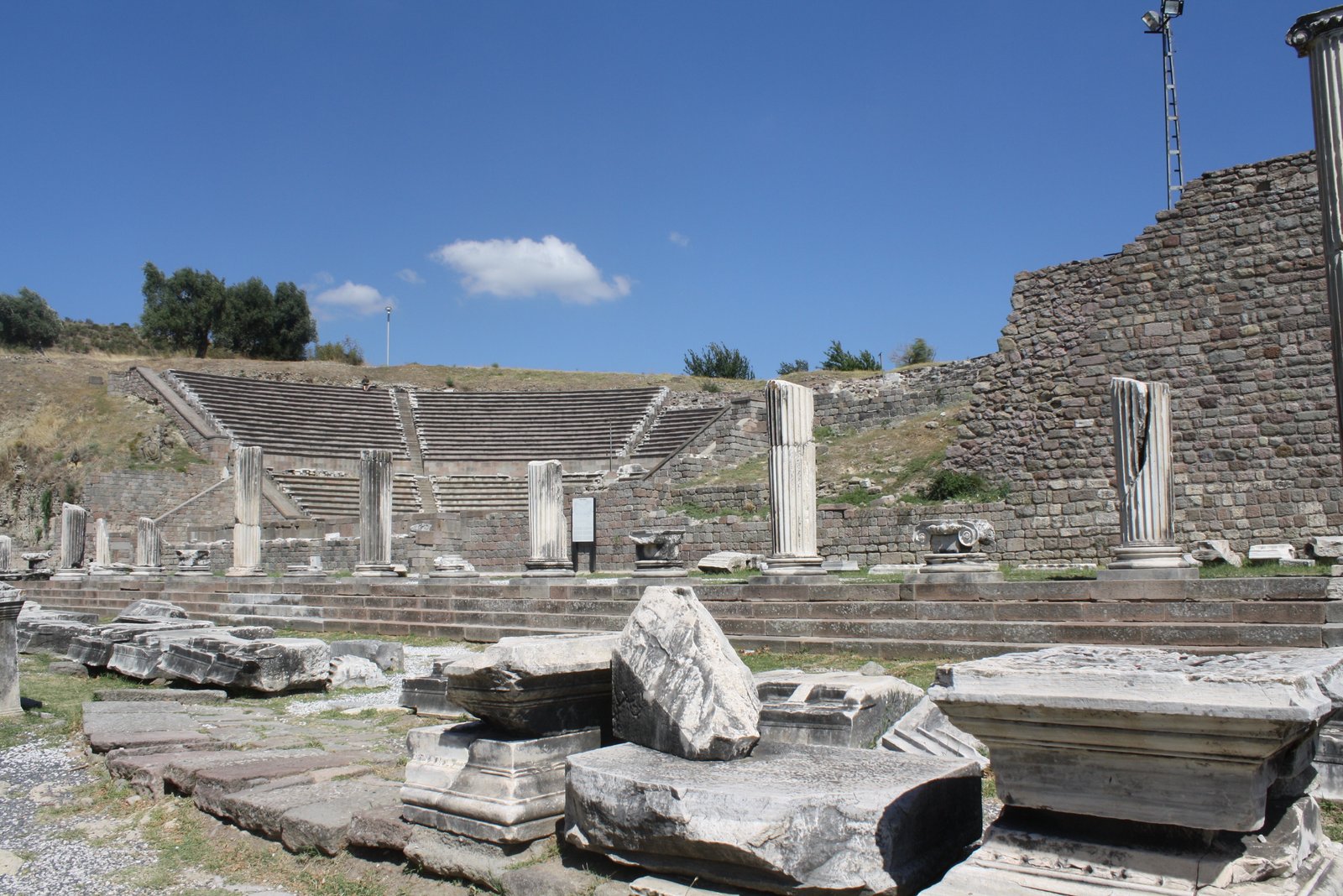 No queda mucho que ver en Pérgamo, pero el recinto del Asclepion incluye también recintos para espectáculos.