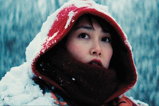 Kumiko emerge de la nieve.