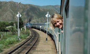 Louise Minchin, asomada por la ventanilla del Trans-Mongolian Express (fuente: dailymail.co.uk).
