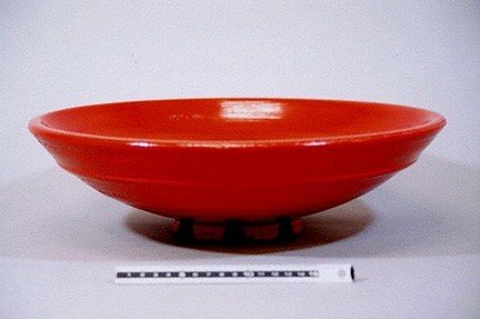 Réplica de un plato de madera lacado con capas del Período Jômon(h. 8000-299 a.C.).