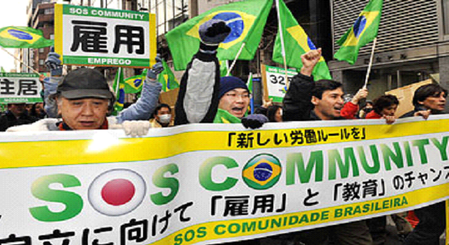 Nipo-brasileños en una protesta por los despidos producidos tras la crisis económica (fuente: TIME).