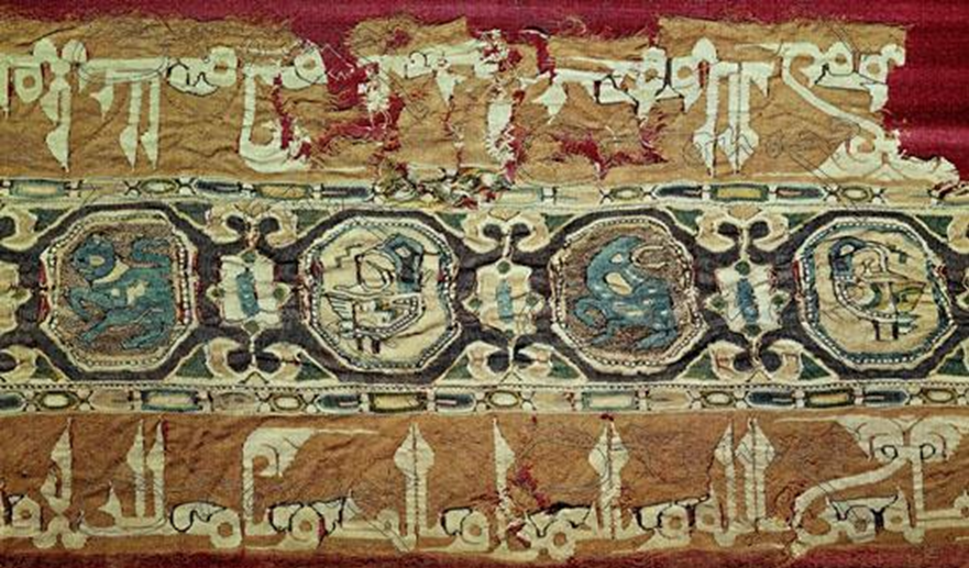 Ejemplo de tejido hispano-musulmán en el que vemos como se conserva el sentido decorativo sasánida al que se añaden inscripciones cúficas. Tiraz de Hisem II.S.X. Academia de la Historia de Madrid.