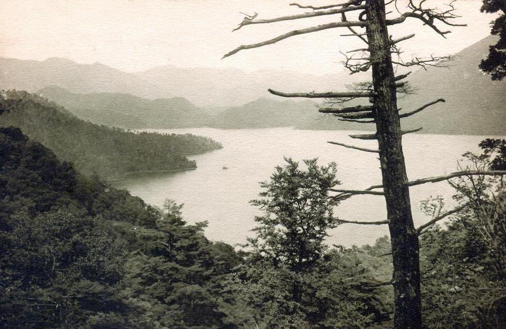 Vista del lago Chuzenji, Nikko (fuente: Old Vintage Japan).