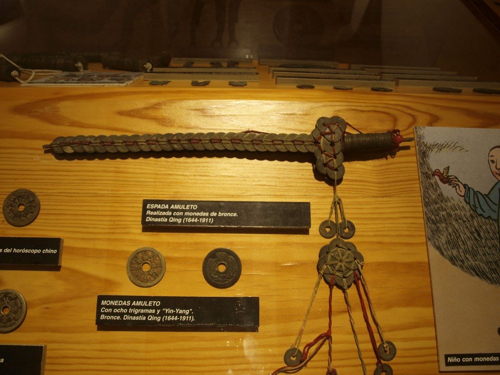 Amuleto chino de la buena fortuna, una espada realizada con monedas. 