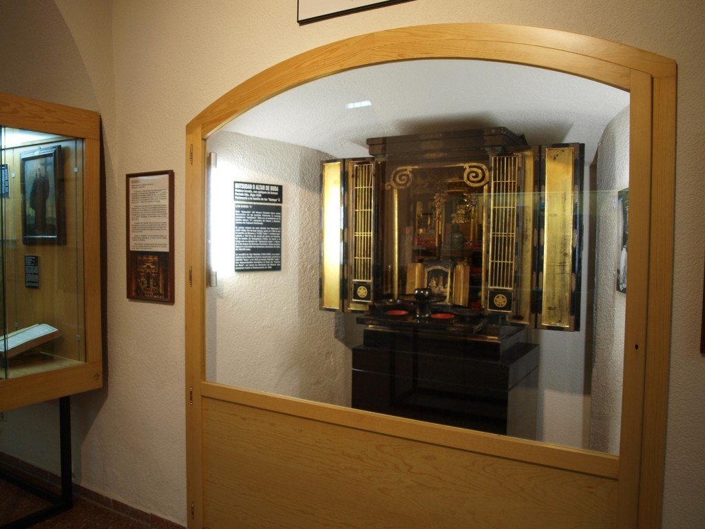 Altar doméstico budista, dentro de la sección de religiones japonesas. 