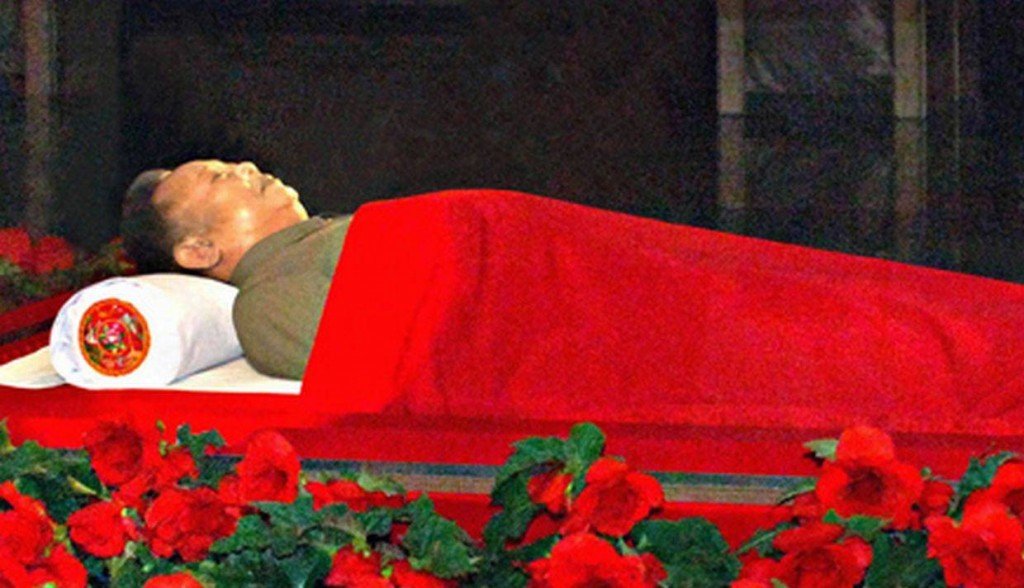Mao embalsamado ―aunque él quería ser cremado―, siguiendo el precedente de Lenin. A día de hoy todavía puede visitarse su cuerpo en el Mausoleo del Presidente Mao, en Pekín.