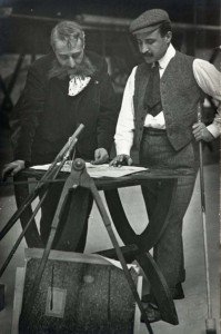 Oleguer Junyent (derecha) junto a Maurici Vilomara, en el taller de decorados del Gran Teatre del Liceu de Barcelona, en 1906.