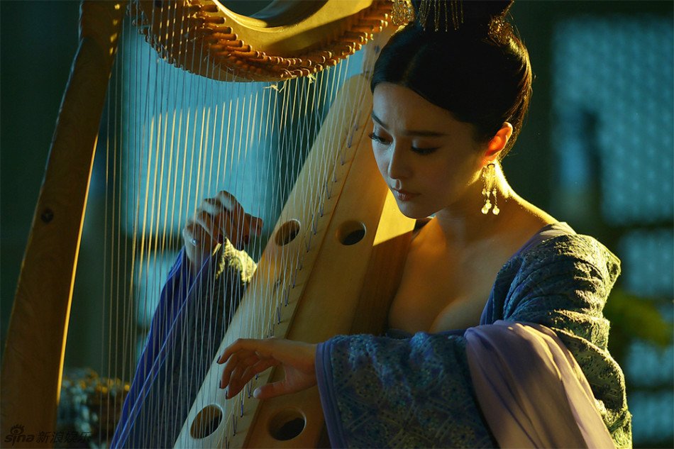 Son habituales las escenas musicales en las que Yuhuan deleita al Emperador con diferentes instrumentos.